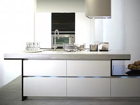 Moderne Küche in Weiß mit Beton Küchenarbeitsplatte