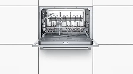 Ein Kompaktgeschirrspüler bietet den Komfort einer Spülmaschine und nimmt dabei nur wenig Platz in der Küchenplanung in Anspruch.