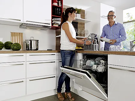 Bei der Küchenarbeit ist es wichtig, dass die Arbeitszone Spülen mit Geschirrspüler, Küchenspüle und genügend Abstellfläche gestaltet ist.