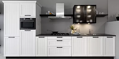 Moderne Landhausküche in weiß geplant als Küchenzeile mit Kassettenfronten und Kranzleiste