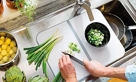Die Küchenspüle dient als Arbeitszone nicht nur dem Abwasch, sondern heute vor allem auch als Fläche zum Vorbereiten, Schneiden und Putzen von Gemüse und anderen Lebensmitteln.