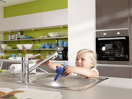 In der Kinderküche ist die Edelstahlspüle eine preisgünstige, robuste und hygienische Alternative.