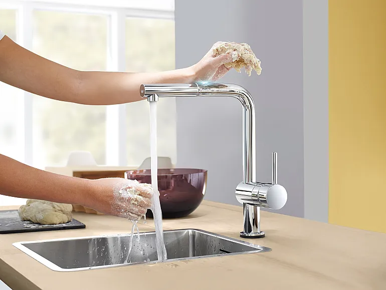 Eine Sensor- oder Toucharmatur in der Küche kann eine praktische Erweiterung der Spüle sein.