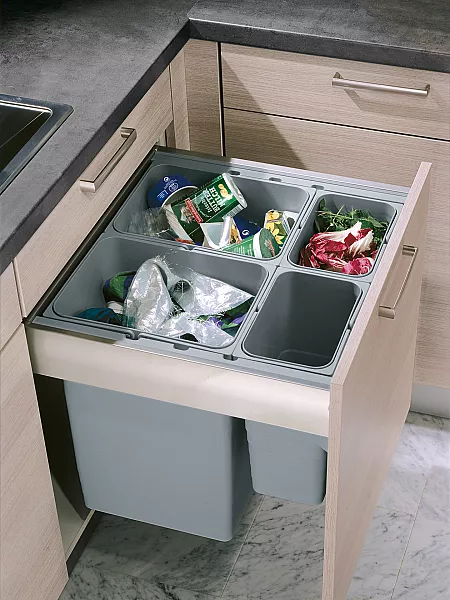 Ein großer Abfallsammler integriert im Unterschrank erleichtert den Zugriff und macht die Mülltrennung einfach.