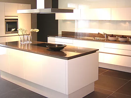 Moderne Küche mit Wandabschlussleiste im Arbeitsplattenmaterial