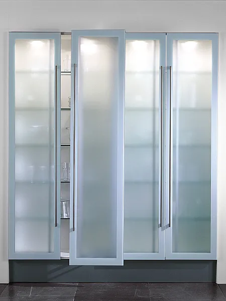 Ejemplo de armario alto de cristal, con puertas correderas