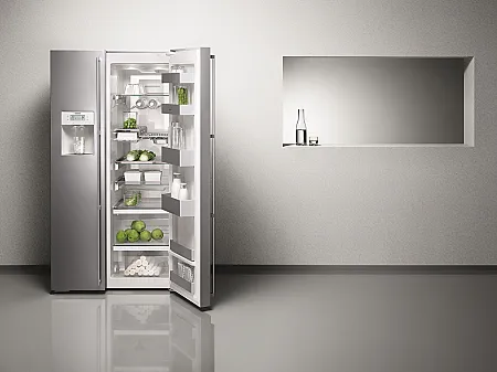 Beim amerikanischen Kühlschrank oder Side-By-Side Kühlschrank ist oft ein Eisbereiter und Eiswürfelspender integriert
