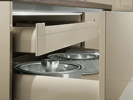 Armario bajo con cajón interior. Este armario proporciona almacenamiento adicional para piezas pequeñas sin romper la línea de los frentes de puertas de la cocina.