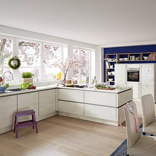 Weißbeton ist eine helle, freundliche Alternative für die Küchenfronten, wenn man ein Fan der Betonküche ist.