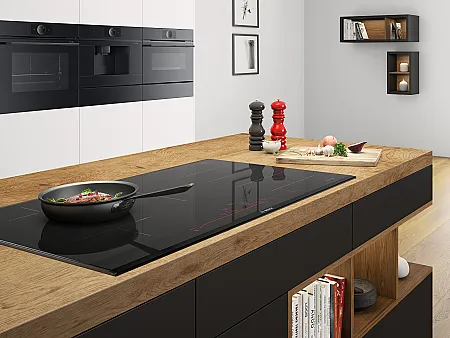 Inselküche mit Bosch accent line carbon black Geräten