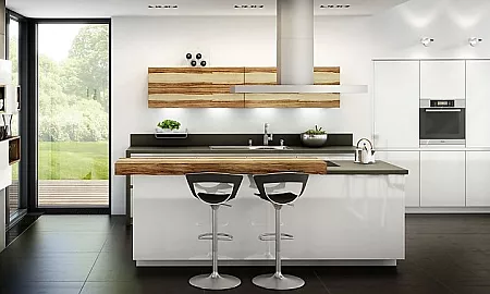 Auch ein Holzdekor kann problemlos auf die Glasfronten der Küche aufgedruckt werden.