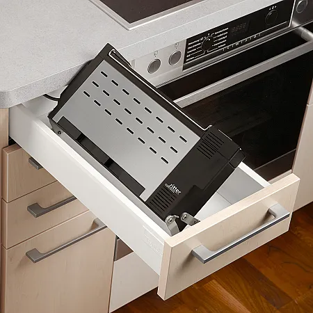 Der Einbau-Toaster kann leicht in der Schublade auf- und eingeklappt werden