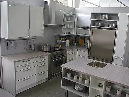 L-Küche mit weißen Fronten in Hochglanz von Eggersmann