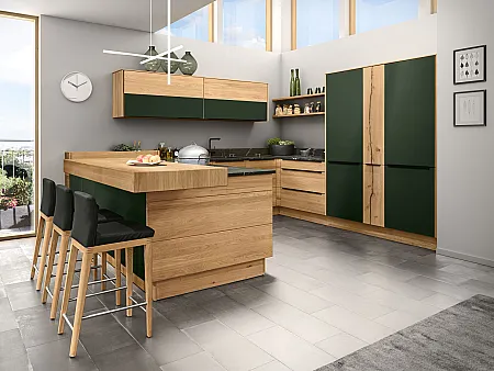 Massivholzfronten und grüne Küchenfronten kombiniert