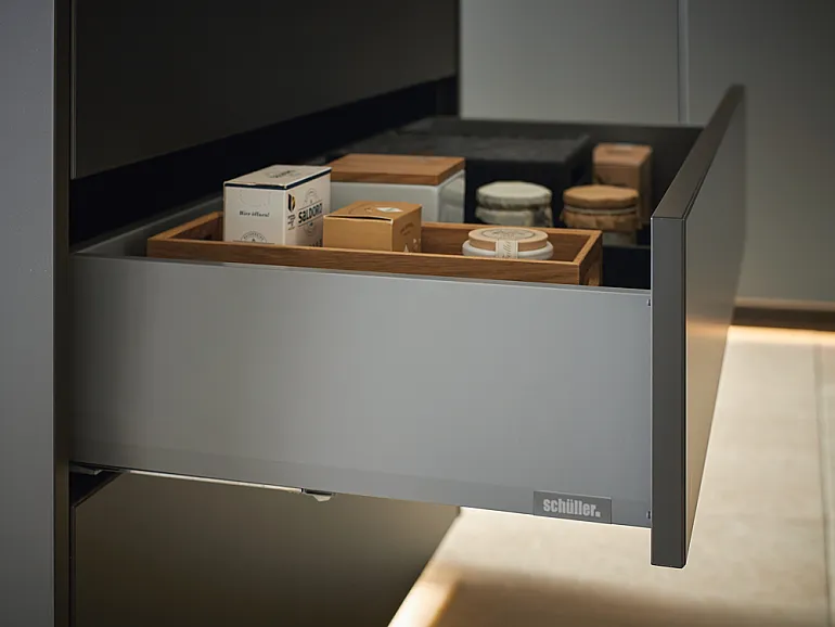 Küchenschublade von Schüller Küchen mit Ordnungssystem