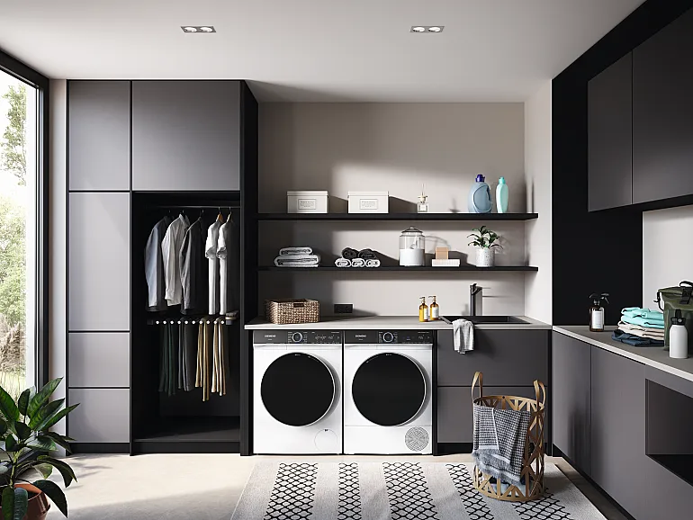 Hauswirtschaftsraum mit moderner Siemens Waschmaschine und Siemens Trockner