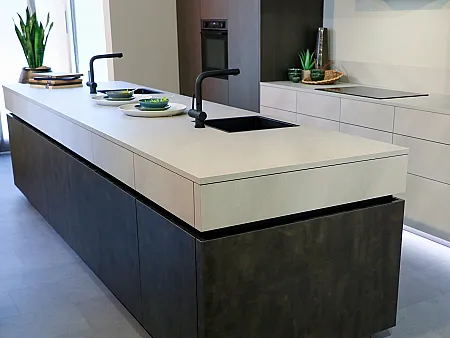 Grifflose Kücheninsel mit Zugriff von unten bei oberster Schublade