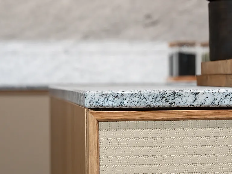 Granitarbeitsplatte zu Küchenfront mit geprägtem Linoleum von Sachsenkuchen