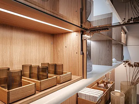 Sachsenküchen Oberschrank mit integrierter Beleuchtung und verdecktem Klappenbeschlag