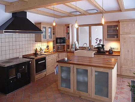 Pfister Landhausküche aus Ahorn und Nussbaum