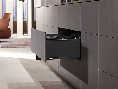 Küchenschublade mit schwarzen Seitenwänden von Blum