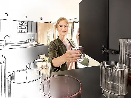 Ein dunkles Scharnier von Blum macht bei der Küchenplanung den Unterschied