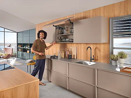 Blum Aventos Oberschrank mit dunklen Beschlägen