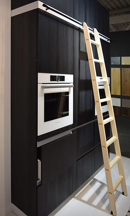 Contrasten brengen leven in de keuken - hier een zwarte keuken met een witte oven.