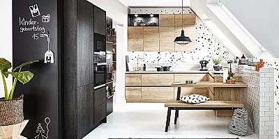 Kontraste - wie hier mit Alteiche und Schwarzstahl - machen das Design moderner Küchen lebendig.