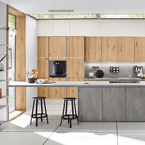 Betonküche mit überlanger Arbeitsplatte. Foto: Ballerina