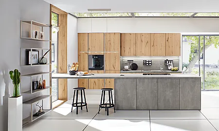 Betonküche mit überlanger Arbeitsplatte. Foto: Ballerina