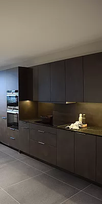 Küchenzeile mit dunkler Front
