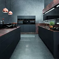 Zweizeilige Küche in Schwarz. Foto: Küppersbusch