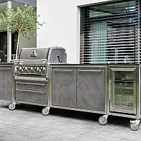 Outdoor-Küche mit Fronten in Beton-Optik. Foto: Burnout
