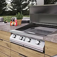 Outdoor-Küche mit Steinarbeitsplatte. Foto: Steel Cucine