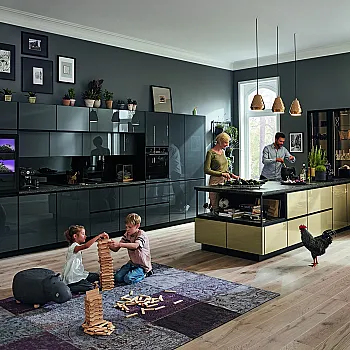 Mit Lackfronten bekommen schwarze, moderne Küchen einen faszinierenden Spiegeleffekt.