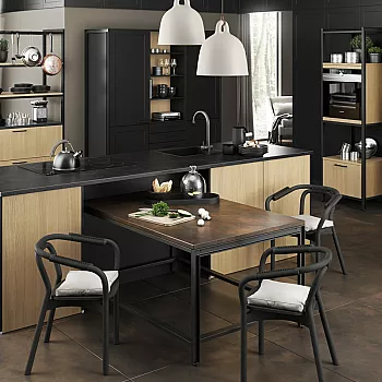 Wohnen, Essen, Kochen: Moderne, schwarze Küchen vereinen das auf stilvolle Weise.