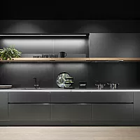 Dunkelheit und Licht: Schwarze Küche lassen sich mit einem effektvollen Lichteinsatz gut in Szene setzen.
