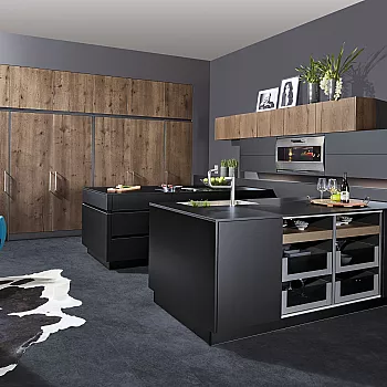 Küche in Schwarz kombiniert mit Echtholz-Furnier