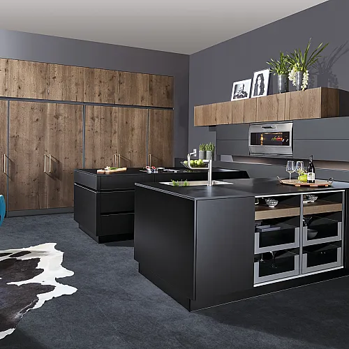Küche in Schwarz kombiniert mit Echtholz-Furnier