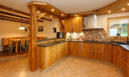 Rustikale Landhausküche aus massivem Holz