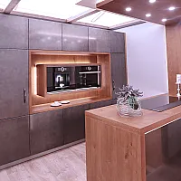 Moderne Küche aus Holz mit Küchenfronten in Metall