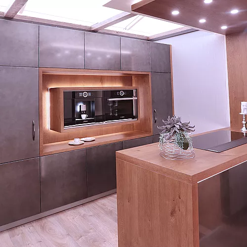 Moderne Küche aus Holz mit Küchenfronten in Metall