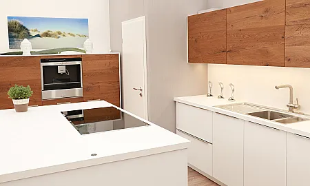 Küche aus Massivholz mit Kücheninsel in Weiß