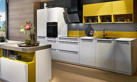 Gelbe Küche kombiniert mit Weiß