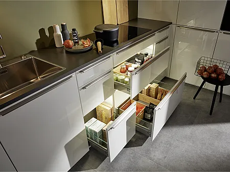 Arbeitsfläche und Stauraum in der kleinen Küche