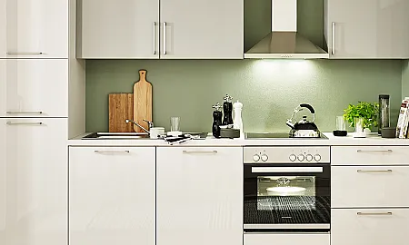 Kleine Küche mit grüner Rückwand