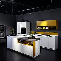 Moderne grifflose Küche mit Akzenten in Gelb