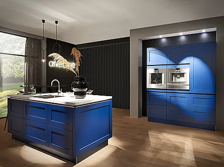 Blaue Küche im Landhausstil in Saphirblsu und Violettblau