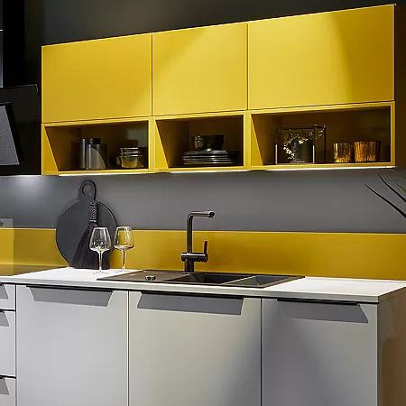 Farbige Küche in Gelb und Weiß
